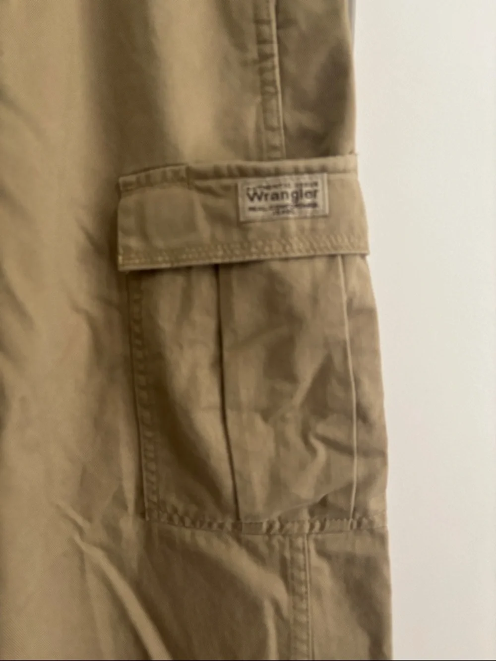 Men’s Wrangler khaki tan cotton cargo pants, size 32x32, loose fit, like new